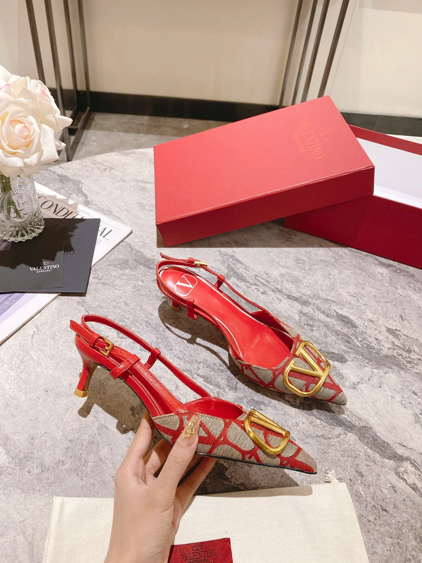 👟👟Ex-factory price 440👟👟 Genuine leather sole +40 Top version 𝑉𝐴𝐿𝐸𝑁𝑇𝐼𝑁𝑂 Valentino 2023 spring and summer new women's 5⃣️color empty back sandals The unique [V logo fabric printing pattern] brings out a full sense of high-end, and the new season will live up to expectations! Worth buying★Absolutely high-grade❥Original method, Absolutely sensual❥Elegant style, creating a different feeling, simple and elegant style!  Code number: 35-41 (34-42 customized) Fabric: Fabric printed cloth Lining: Sheepskin lining Heel height: 3 options 5cm-8cm-10cm Leather outsole Rubber outsole